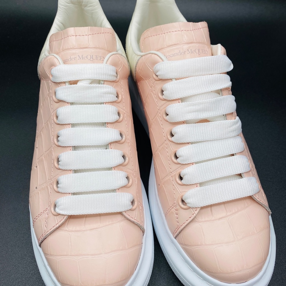 Alexander McQueen Women’s Oversized Leather Sneakers Size 9 AUTHENTIC - Picture 2 of 9